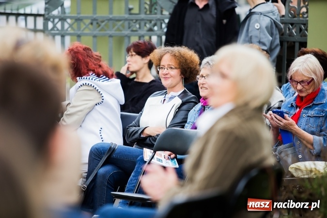 Zdjęcie w galerii na portalu naszraciborz.pl: Szalone Lata Dwudzieste po raz drugi na schodach biblioteki wiadomości z regionu