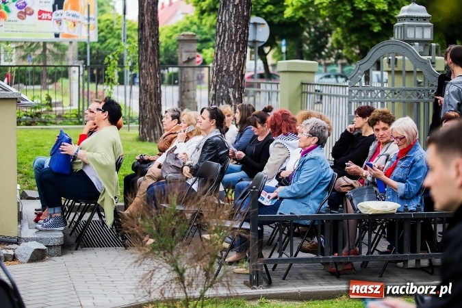 Zdjęcie w galerii na portalu naszraciborz.pl: Szalone Lata Dwudzieste po raz drugi na schodach biblioteki wiadomości z regionu