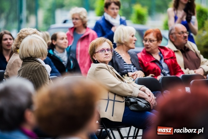 Zdjęcie w galerii na portalu naszraciborz.pl: Szalone Lata Dwudzieste po raz drugi na schodach biblioteki wiadomości z regionu