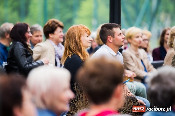 Zdjęcie w galerii na portalu naszraciborz.pl: Szalone Lata Dwudzieste po raz drugi na schodach biblioteki wiadomości z regionu