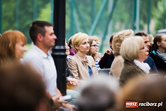 Zdjęcie w galerii na portalu naszraciborz.pl: Szalone Lata Dwudzieste po raz drugi na schodach biblioteki wiadomości z regionu