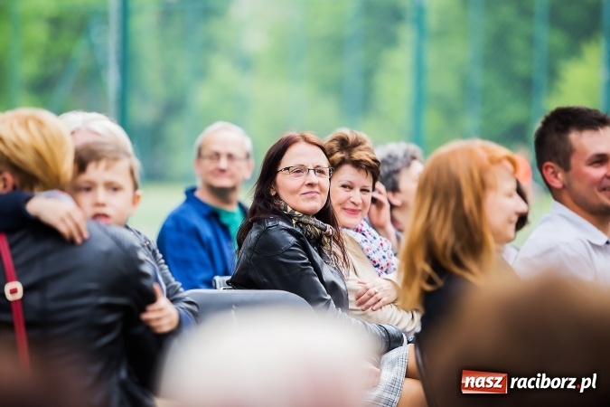 Zdjęcie w galerii na portalu naszraciborz.pl: Szalone Lata Dwudzieste po raz drugi na schodach biblioteki wiadomości z regionu