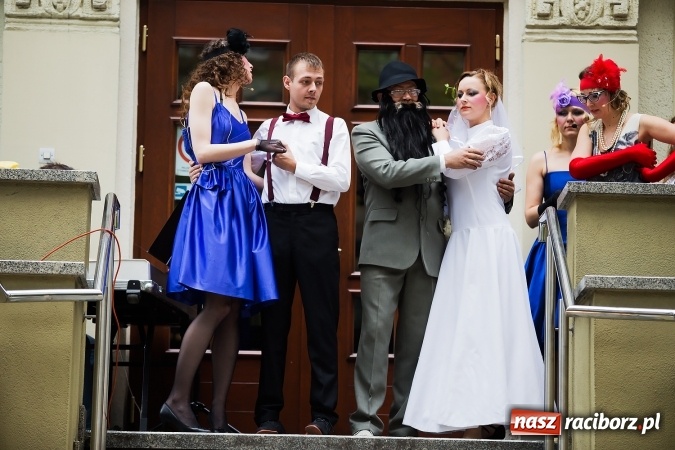 Zdjęcie w galerii na portalu naszraciborz.pl: Szalone Lata Dwudzieste po raz drugi na schodach biblioteki wiadomości z regionu