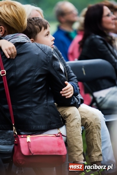 Zdjęcie w galerii na portalu naszraciborz.pl: Szalone Lata Dwudzieste po raz drugi na schodach biblioteki wiadomości z regionu