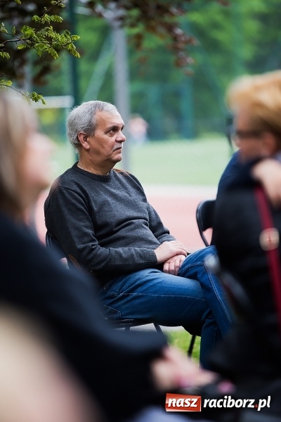 Zdjęcie w galerii na portalu naszraciborz.pl: Szalone Lata Dwudzieste po raz drugi na schodach biblioteki wiadomości z regionu
