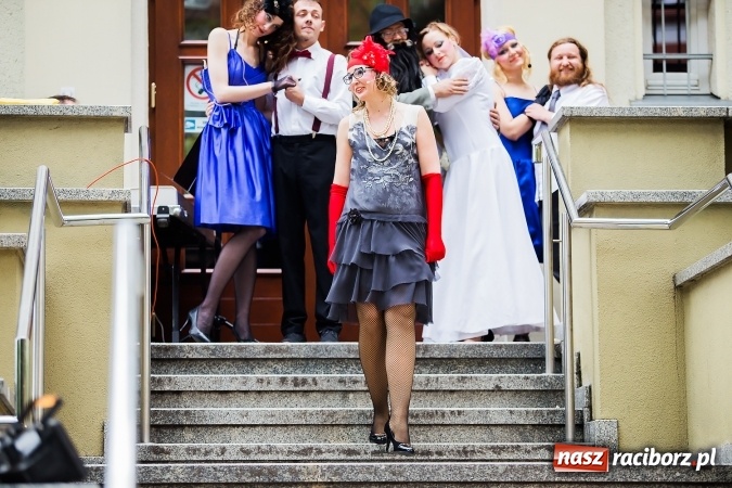 Zdjęcie w galerii na portalu naszraciborz.pl: Szalone Lata Dwudzieste po raz drugi na schodach biblioteki wiadomości z regionu