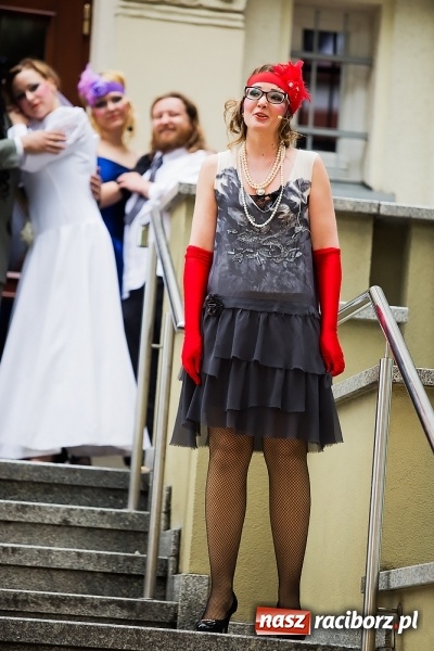 Zdjęcie w galerii na portalu naszraciborz.pl: Szalone Lata Dwudzieste po raz drugi na schodach biblioteki wiadomości z regionu