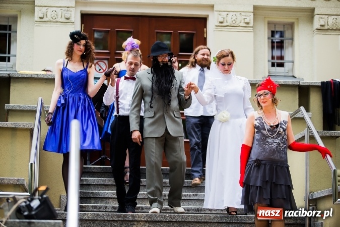 Zdjęcie w galerii na portalu naszraciborz.pl: Szalone Lata Dwudzieste po raz drugi na schodach biblioteki wiadomości z regionu