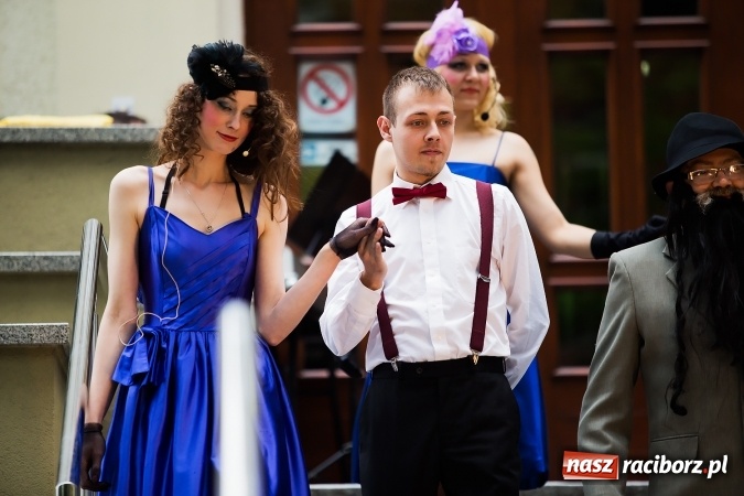 Zdjęcie w galerii na portalu naszraciborz.pl: Szalone Lata Dwudzieste po raz drugi na schodach biblioteki wiadomości z regionu