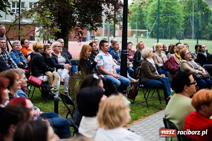 Zdjęcie w galerii na portalu naszraciborz.pl: Szalone Lata Dwudzieste po raz drugi na schodach biblioteki wiadomości z regionu