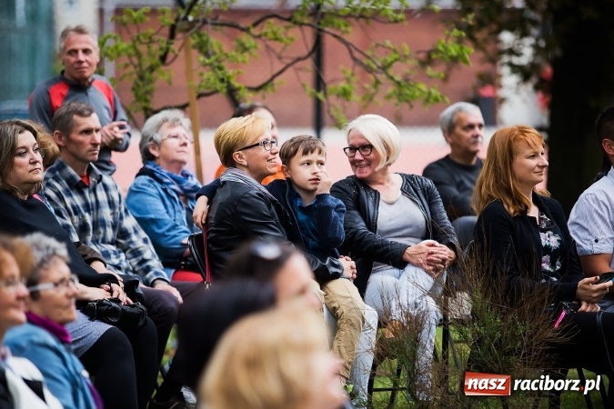 Zdjęcie w galerii na portalu naszraciborz.pl: Szalone Lata Dwudzieste po raz drugi na schodach biblioteki wiadomości z regionu