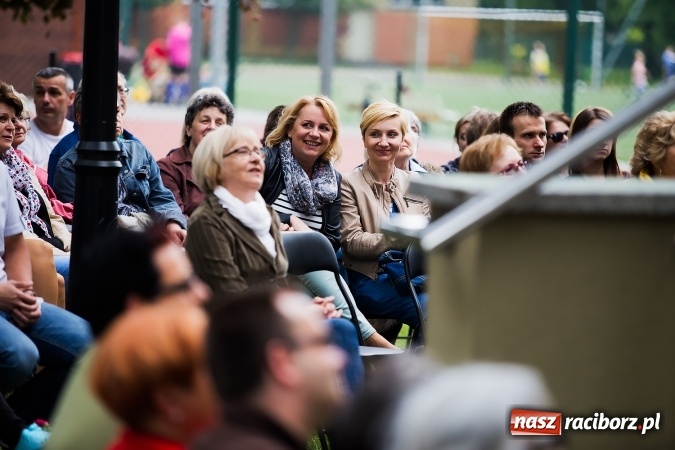Zdjęcie w galerii na portalu naszraciborz.pl: Szalone Lata Dwudzieste po raz drugi na schodach biblioteki wiadomości z regionu