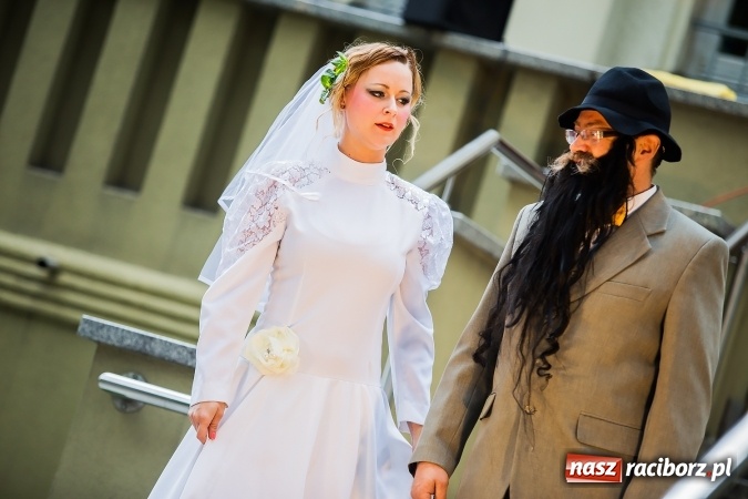 Zdjęcie w galerii na portalu naszraciborz.pl: Szalone Lata Dwudzieste po raz drugi na schodach biblioteki wiadomości z regionu