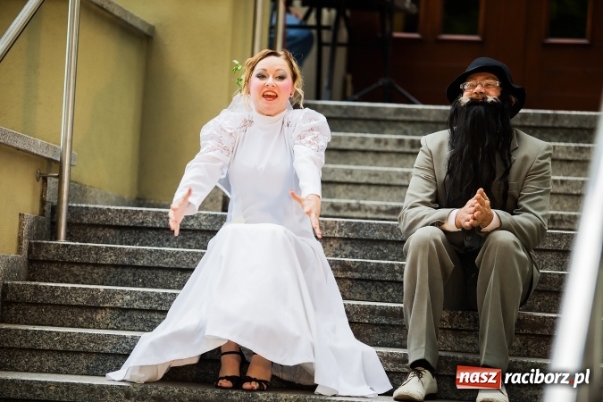 Zdjęcie w galerii na portalu naszraciborz.pl: Szalone Lata Dwudzieste po raz drugi na schodach biblioteki wiadomości z regionu