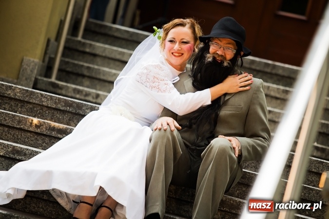 Zdjęcie w galerii na portalu naszraciborz.pl: Szalone Lata Dwudzieste po raz drugi na schodach biblioteki wiadomości z regionu