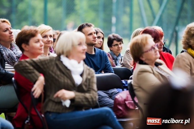 Zdjęcie w galerii na portalu naszraciborz.pl: Szalone Lata Dwudzieste po raz drugi na schodach biblioteki wiadomości z regionu