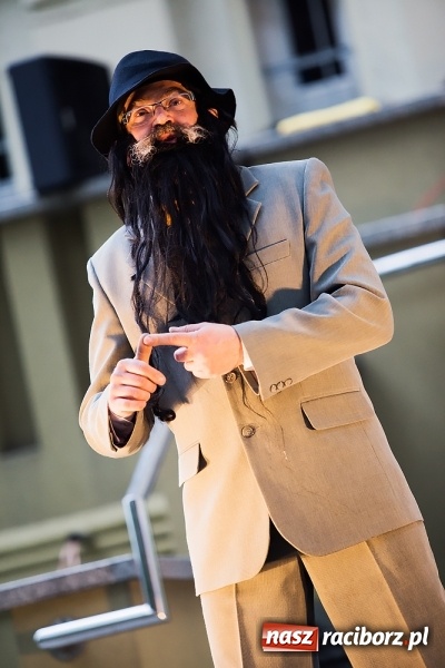 Zdjęcie w galerii na portalu naszraciborz.pl: Szalone Lata Dwudzieste po raz drugi na schodach biblioteki wiadomości z regionu