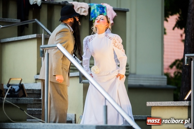 Zdjęcie w galerii na portalu naszraciborz.pl: Szalone Lata Dwudzieste po raz drugi na schodach biblioteki wiadomości z regionu