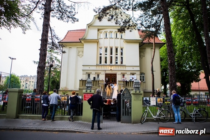 Zdjęcie w galerii na portalu naszraciborz.pl: Szalone Lata Dwudzieste po raz drugi na schodach biblioteki wiadomości z regionu