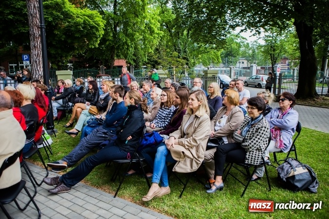 Zdjęcie w galerii na portalu naszraciborz.pl: Szalone Lata Dwudzieste po raz drugi na schodach biblioteki wiadomości z regionu