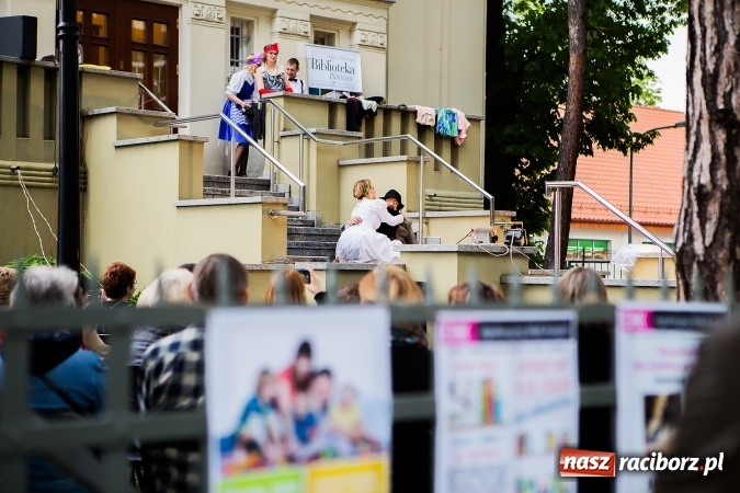 Zdjęcie w galerii na portalu naszraciborz.pl: Szalone Lata Dwudzieste po raz drugi na schodach biblioteki wiadomości z regionu