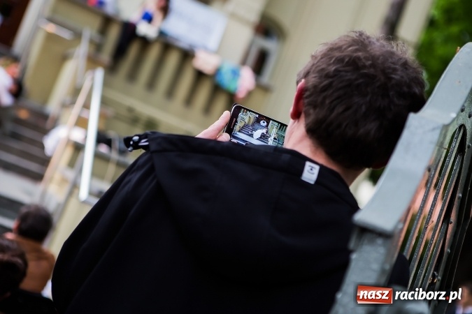 Zdjęcie w galerii na portalu naszraciborz.pl: Szalone Lata Dwudzieste po raz drugi na schodach biblioteki wiadomości z regionu