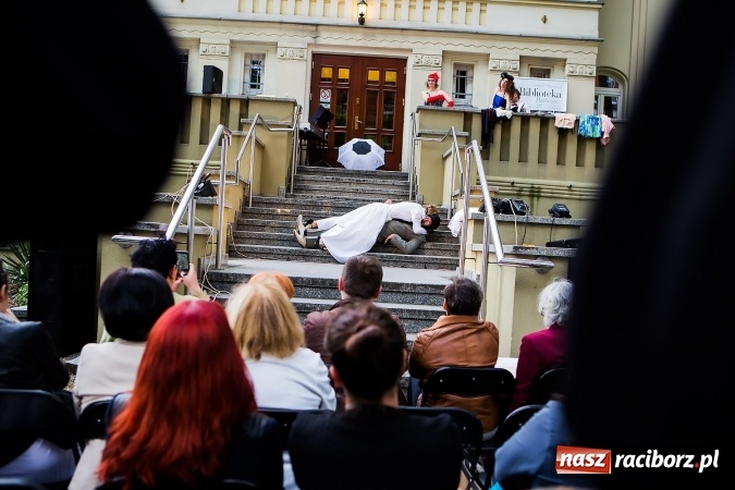 Zdjęcie w galerii na portalu naszraciborz.pl: Szalone Lata Dwudzieste po raz drugi na schodach biblioteki wiadomości z regionu