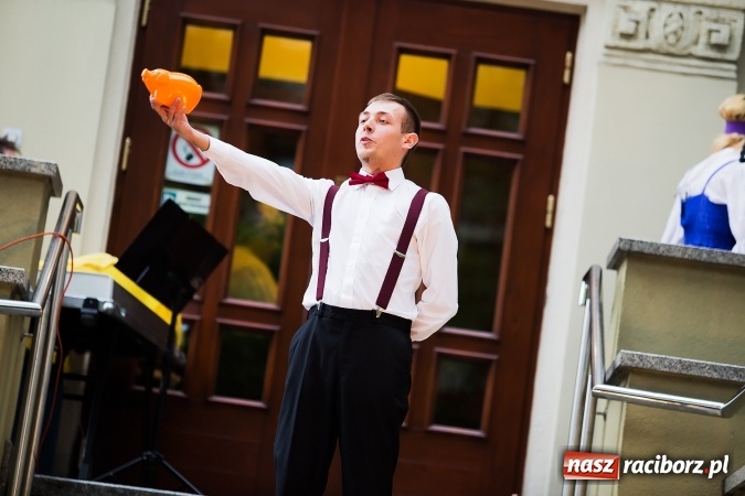 Zdjęcie w galerii na portalu naszraciborz.pl: Szalone Lata Dwudzieste po raz drugi na schodach biblioteki wiadomości z regionu