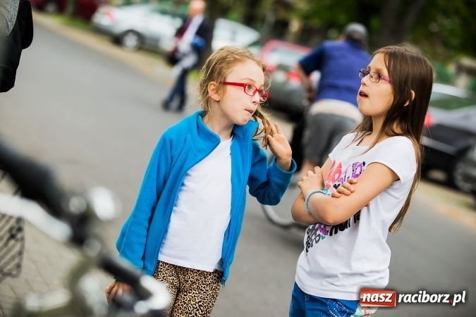 Zdjęcie w galerii na portalu naszraciborz.pl: Szalone Lata Dwudzieste po raz drugi na schodach biblioteki wiadomości z regionu