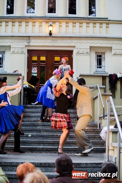 Zdjęcie w galerii na portalu naszraciborz.pl: Szalone Lata Dwudzieste po raz drugi na schodach biblioteki wiadomości z regionu