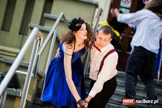 Zdjęcie w galerii na portalu naszraciborz.pl: Szalone Lata Dwudzieste po raz drugi na schodach biblioteki wiadomości z regionu