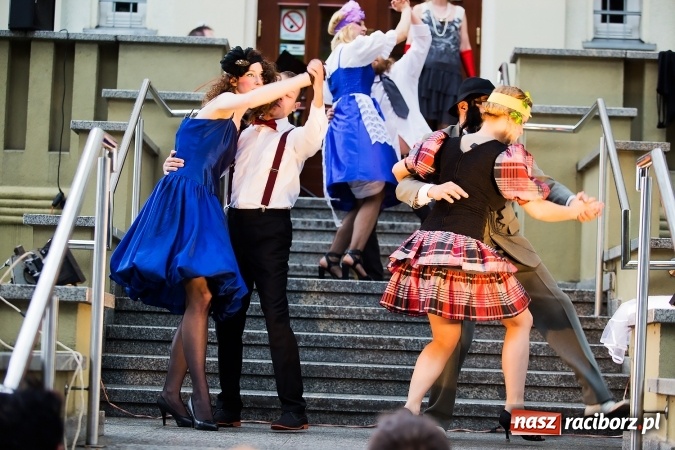 Zdjęcie w galerii na portalu naszraciborz.pl: Szalone Lata Dwudzieste po raz drugi na schodach biblioteki wiadomości z regionu