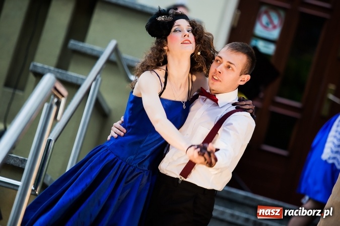 Zdjęcie w galerii na portalu naszraciborz.pl: Szalone Lata Dwudzieste po raz drugi na schodach biblioteki wiadomości z regionu