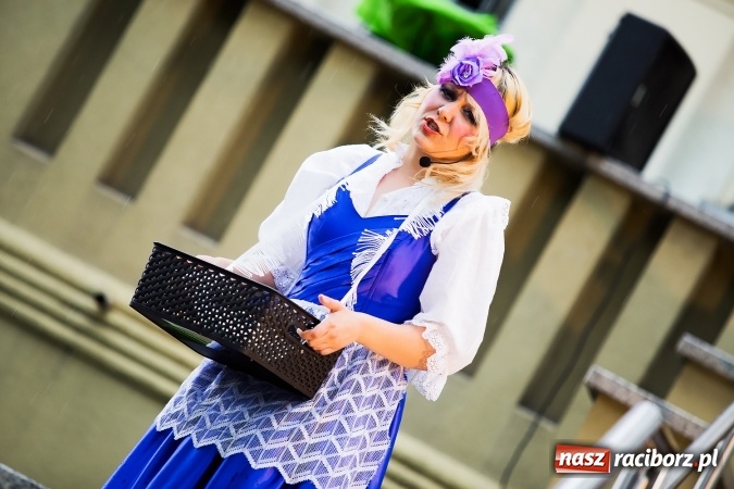 Zdjęcie w galerii na portalu naszraciborz.pl: Szalone Lata Dwudzieste po raz drugi na schodach biblioteki wiadomości z regionu