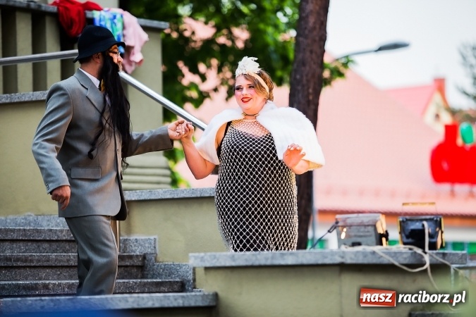 Zdjęcie w galerii na portalu naszraciborz.pl: Szalone Lata Dwudzieste po raz drugi na schodach biblioteki wiadomości z regionu