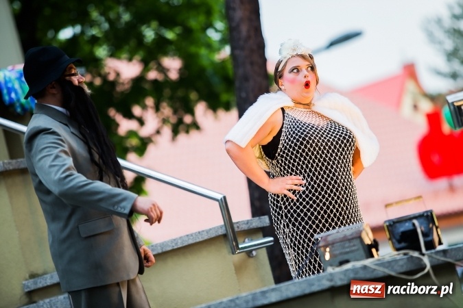 Zdjęcie w galerii na portalu naszraciborz.pl: Szalone Lata Dwudzieste po raz drugi na schodach biblioteki wiadomości z regionu
