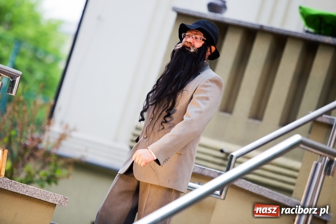 Zdjęcie w galerii na portalu naszraciborz.pl: Szalone Lata Dwudzieste po raz drugi na schodach biblioteki wiadomości z regionu