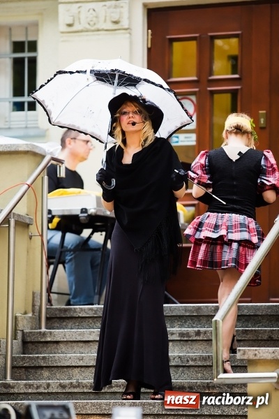Zdjęcie w galerii na portalu naszraciborz.pl: Szalone Lata Dwudzieste po raz drugi na schodach biblioteki wiadomości z regionu