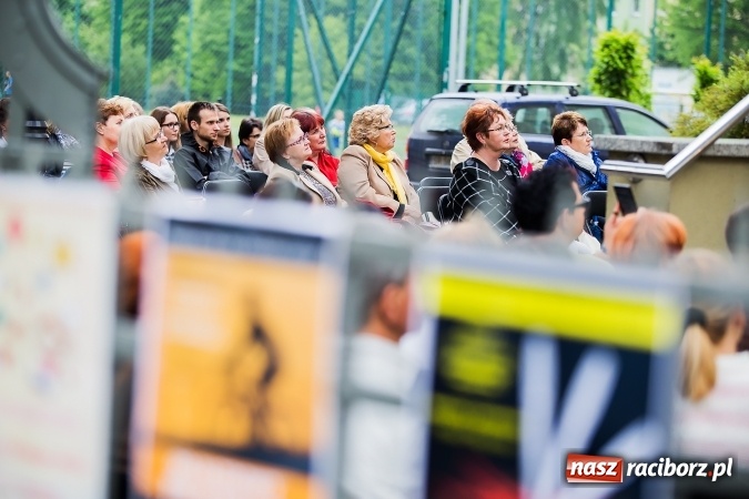 Zdjęcie w galerii na portalu naszraciborz.pl: Szalone Lata Dwudzieste po raz drugi na schodach biblioteki wiadomości z regionu