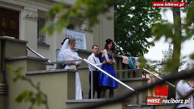 Zdjęcie w galerii na portalu naszraciborz.pl: Szalone Lata Dwudzieste po raz drugi na schodach biblioteki wiadomości z regionu