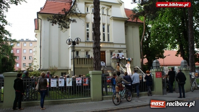 Zdjęcie w galerii na portalu naszraciborz.pl: Szalone Lata Dwudzieste po raz drugi na schodach biblioteki wiadomości z regionu