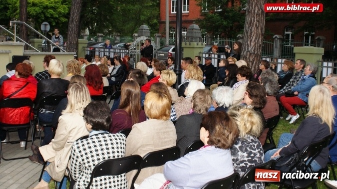 Zdjęcie w galerii na portalu naszraciborz.pl: Szalone Lata Dwudzieste po raz drugi na schodach biblioteki wiadomości z regionu