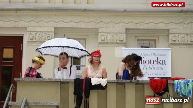 Zdjęcie w galerii na portalu naszraciborz.pl: Szalone Lata Dwudzieste po raz drugi na schodach biblioteki wiadomości z regionu