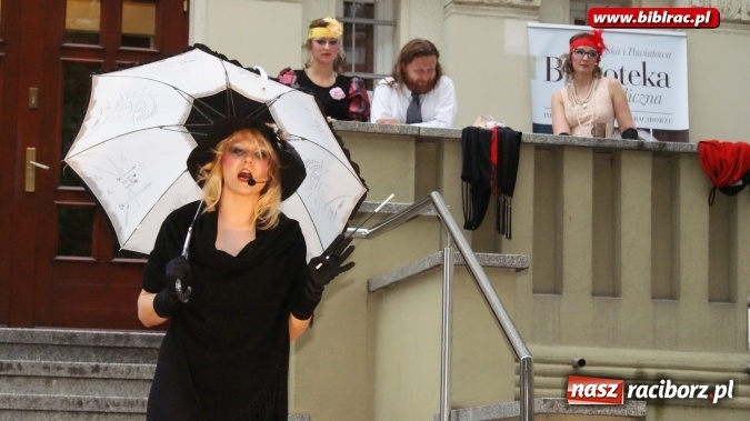 Zdjęcie w galerii na portalu naszraciborz.pl: Szalone Lata Dwudzieste po raz drugi na schodach biblioteki wiadomości z regionu