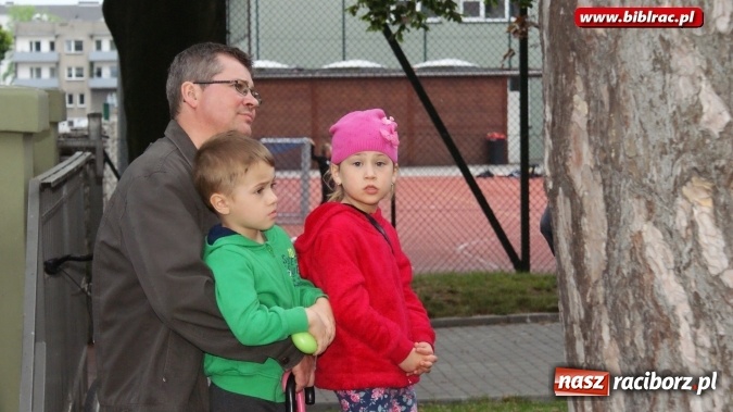 Zdjęcie w galerii na portalu naszraciborz.pl: Szalone Lata Dwudzieste po raz drugi na schodach biblioteki wiadomości z regionu