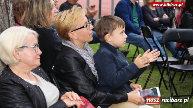 Zdjęcie w galerii na portalu naszraciborz.pl: Szalone Lata Dwudzieste po raz drugi na schodach biblioteki wiadomości z regionu