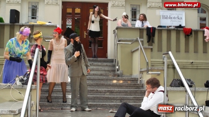 Zdjęcie w galerii na portalu naszraciborz.pl: Szalone Lata Dwudzieste po raz drugi na schodach biblioteki wiadomości z regionu