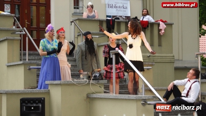 Zdjęcie w galerii na portalu naszraciborz.pl: Szalone Lata Dwudzieste po raz drugi na schodach biblioteki wiadomości z regionu