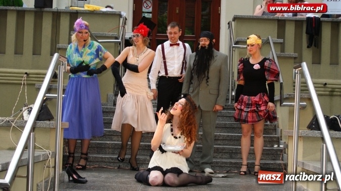 Zdjęcie w galerii na portalu naszraciborz.pl: Szalone Lata Dwudzieste po raz drugi na schodach biblioteki wiadomości z regionu