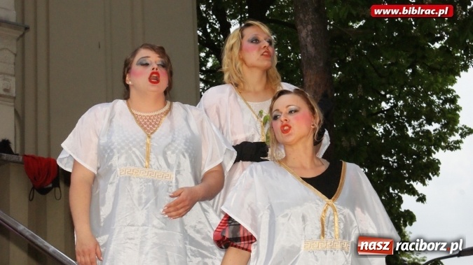 Zdjęcie w galerii na portalu naszraciborz.pl: Szalone Lata Dwudzieste po raz drugi na schodach biblioteki wiadomości z regionu